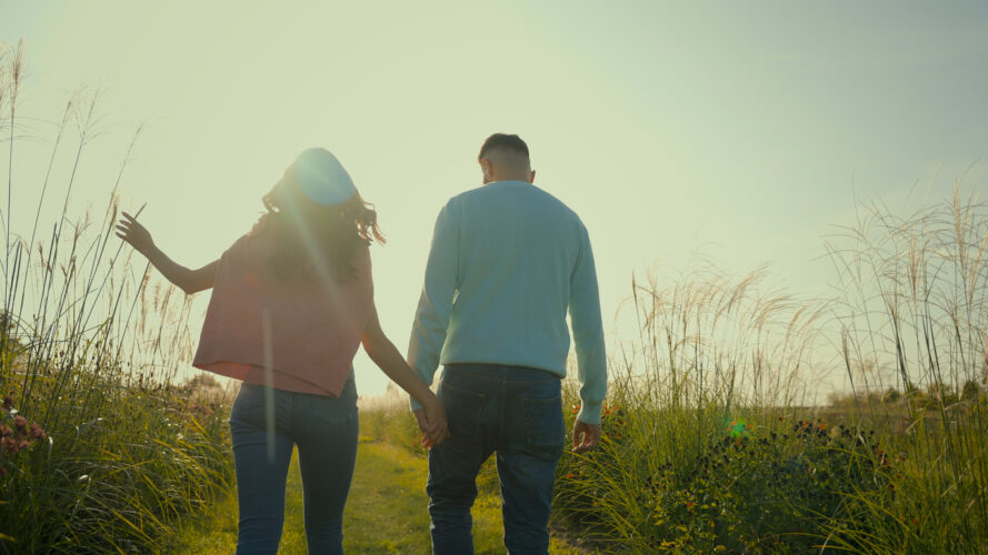 jak přežít v manželství, tipy pro manželství, partnerské vztahy humor, jak udržet vztah, manželství rady, partnerská komunikace, romantika v manželství, vztah a humor