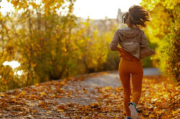 žena na podzim venku