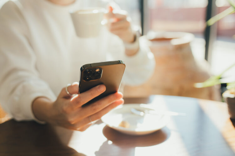 Tvoje energie je královská měna, ne akční zboží! Přestaň ji rozdávat zadarmo. Zjisti, jak nastavit osobní hranice, zbavit se syndromu hodné holky a chytře investovat svou sebehodnotu.