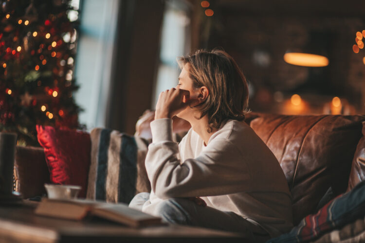 Jsi sama o Vánocích a máš pocit, že selháváš? Tenhle článek ti ukáže, proč samota není prohra, ale prostor pro nový začátek.