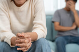 Jak poznat rozdíl mezi krizí a mrtvým vztahem? 5 jasných signálů, podle kterých zjistíš, zda má vztah ještě šanci, nebo už jen přežívá.