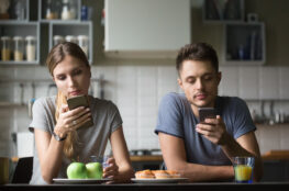 Instagram změnil vztahy víc, než si chceme přiznat. Nekonečné porovnávání, flirtování ve zprávách, pocit, že vždy existuje někdo lepší, a vztahy jako show pro sociální sítě. Proč jsou dnes vztahy tak vyčerpávající?