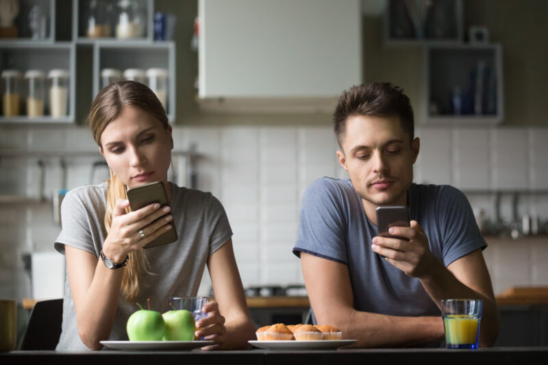 Instagram změnil vztahy víc, než si chceme přiznat. Nekonečné porovnávání, flirtování ve zprávách, pocit, že vždy existuje někdo lepší, a vztahy jako show pro sociální sítě. Proč jsou dnes vztahy tak vyčerpávající?