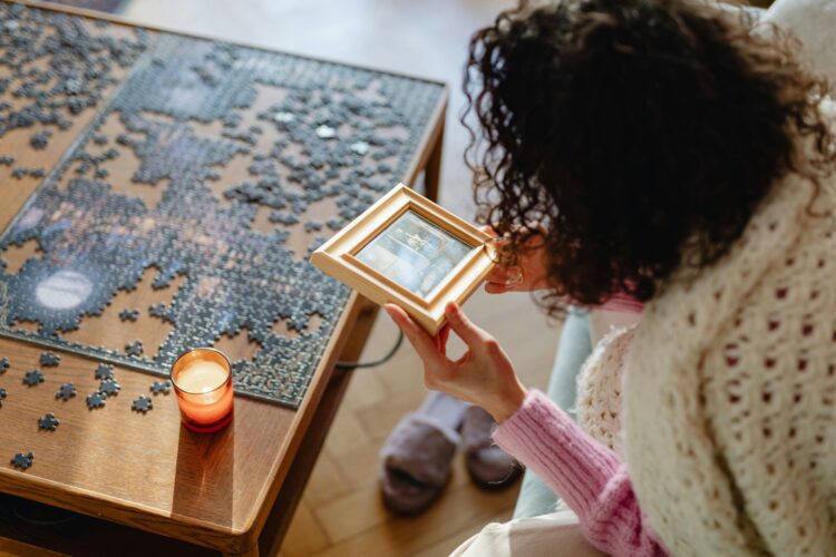 Nostalgie není jen vzpomínání. Je to tichá forma bolesti, kvůli které lidé zůstávají uvěznění v minulosti, starých vztazích a emocích. Proč idealizujeme minulost, proč nás ničí vzpomínky a jak se konečně posunout dál? Upřímný článek o vztazích, samotě, nostalgii a životě v době sociálních sítí.
