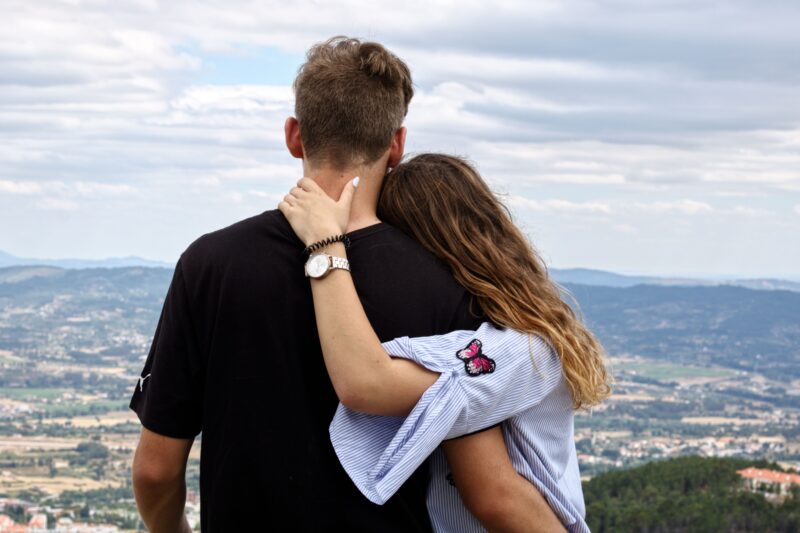 Děláte na začátku vztahu chyby, které muže odhánějí? Zjistěte, jak přílišná dostupnost nebo tlačení na pilu ničí vzájemnou přitažlivost a jak získat zpět vnitřní jistotu.